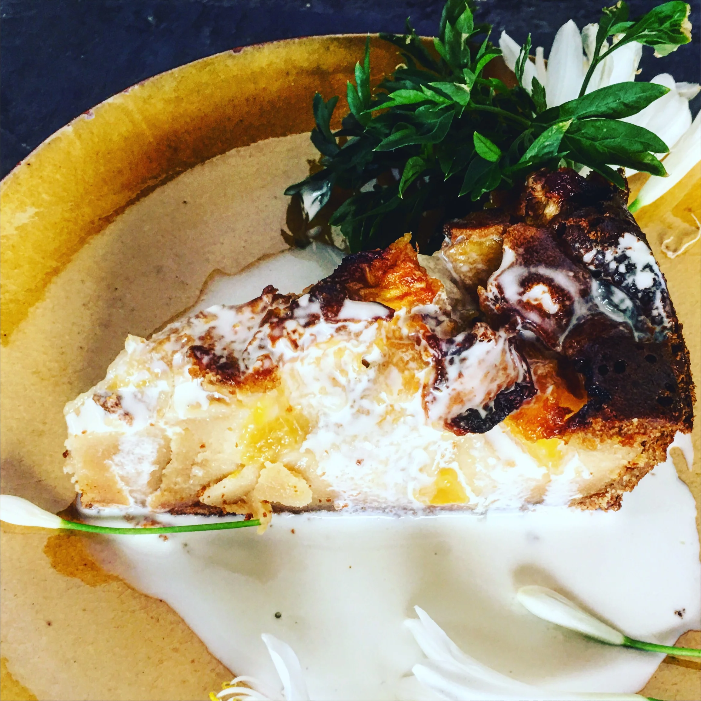 Un trozo de tarta con crema de coco, espectacular