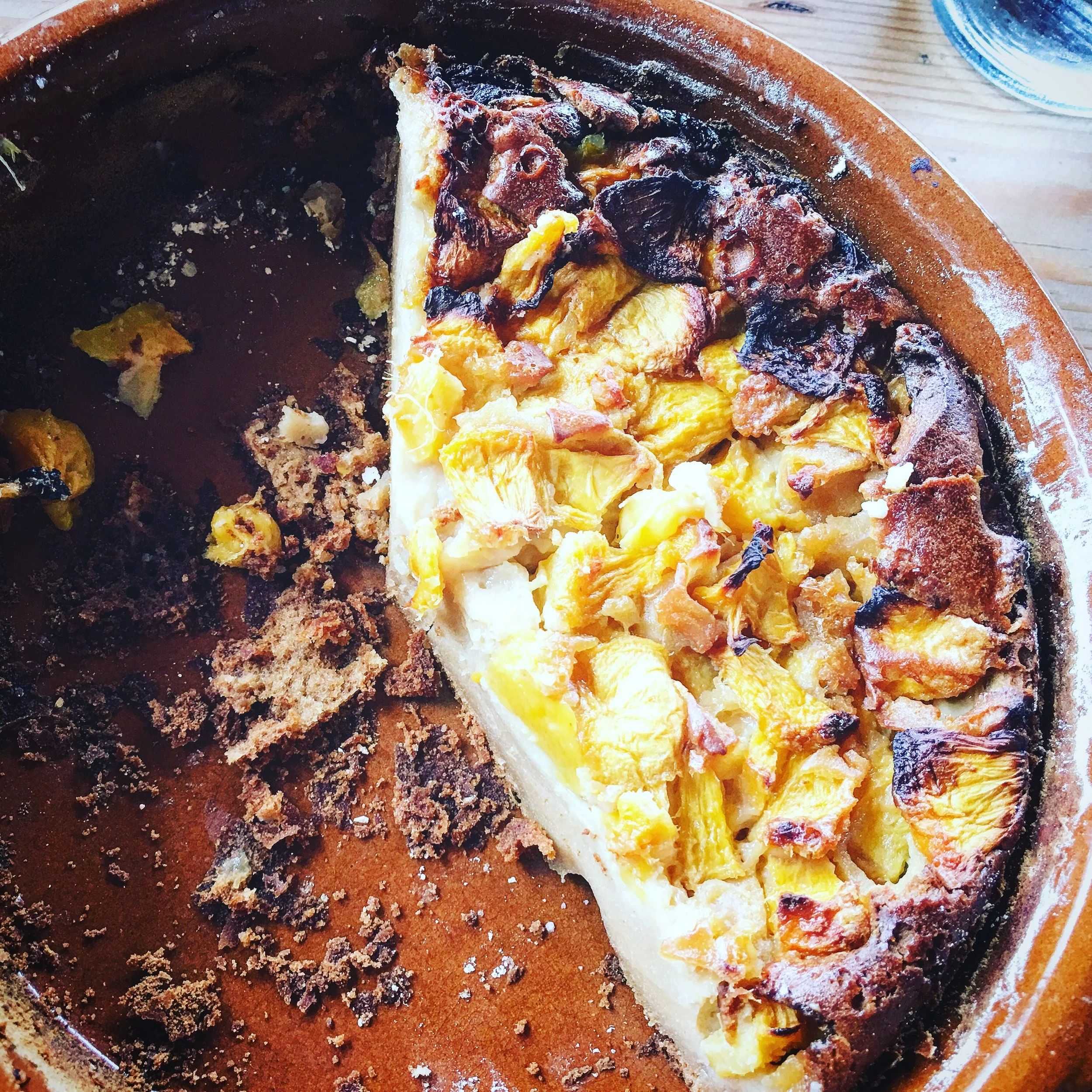Masa y fruta en la olla de barro después de salir del horno