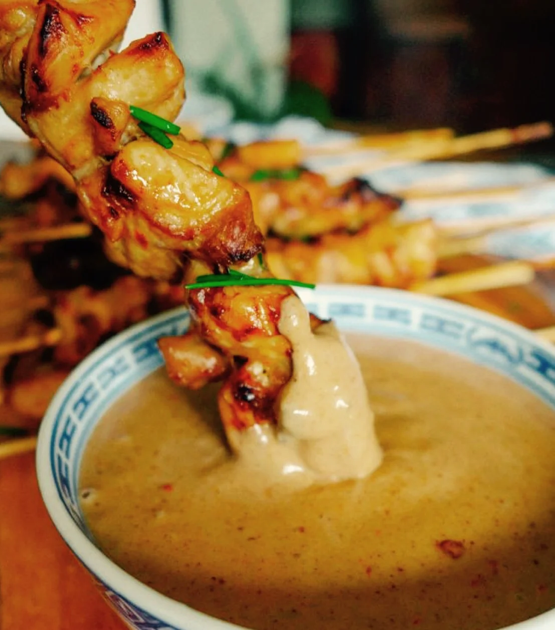 Brocheta de pollo de corral con salsa Satay