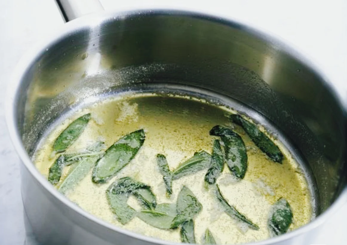 I fusionando la mantequilla con salvia
