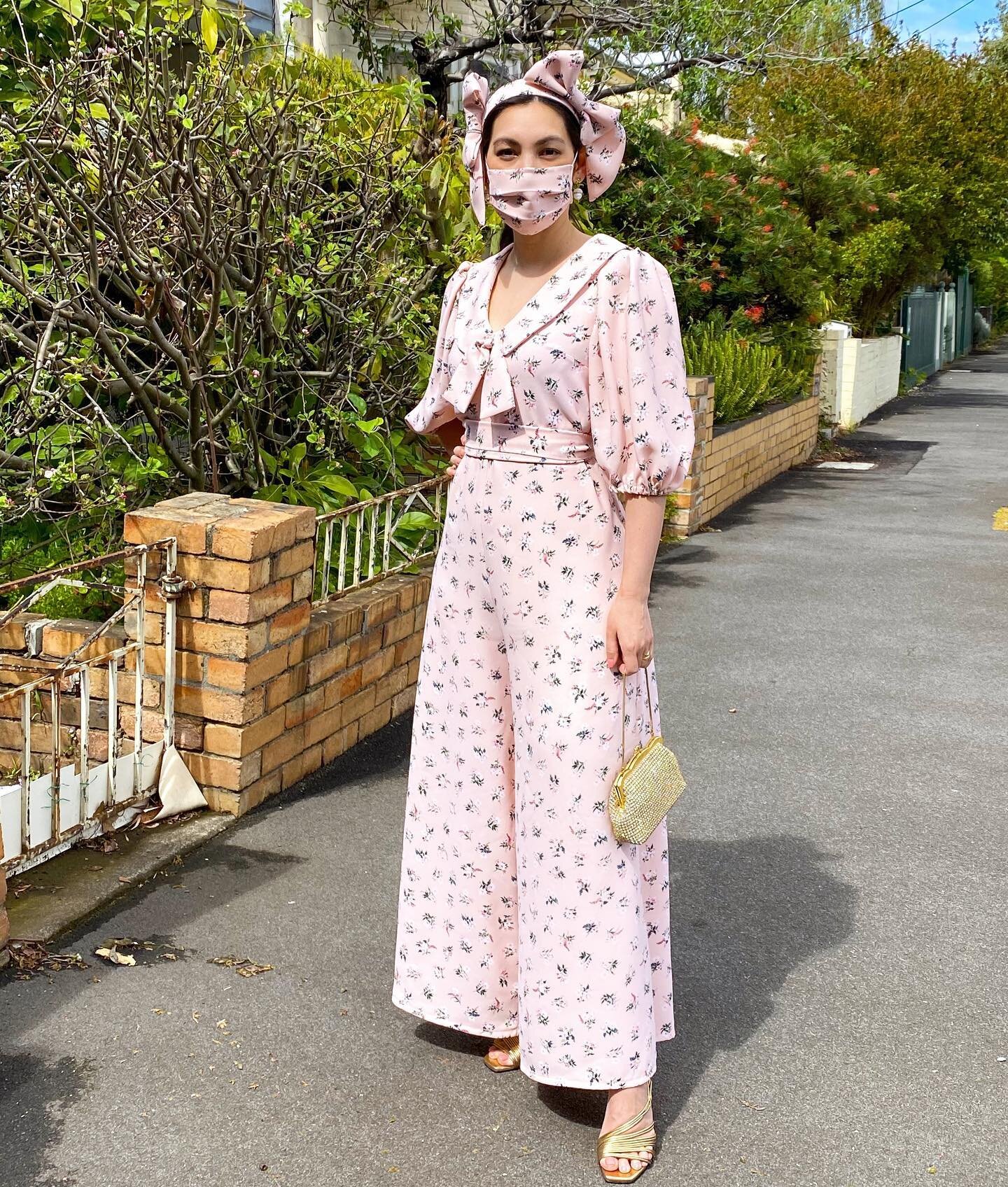 Spring carnival is underway with my attention today on Caulfield for Underwood Stakes Day 🏇and Rosehill Gardens for Golden Rose Day 🌹

Jumpsuit, headband and mask made by me 🧵✂️😷🎀

📷 @psikari