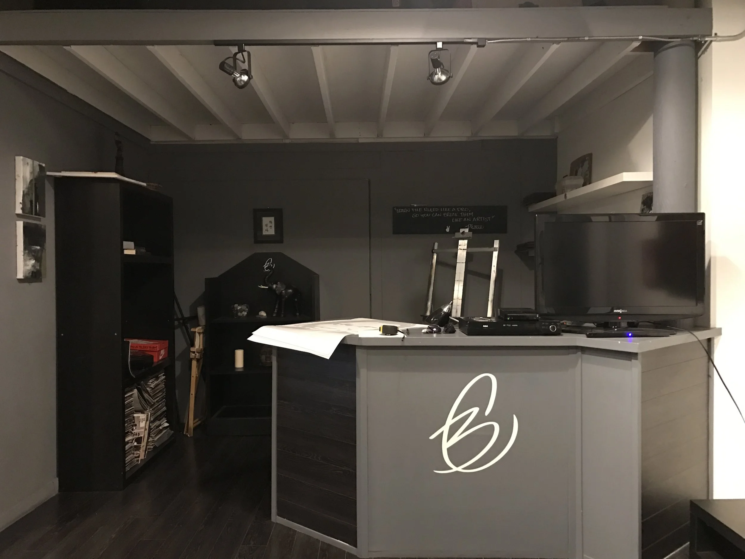 This bar counter will be removed. My vision is to put the television on the back wall, chairs on the left and right facing each other, and a couch facing the television.&nbsp; 