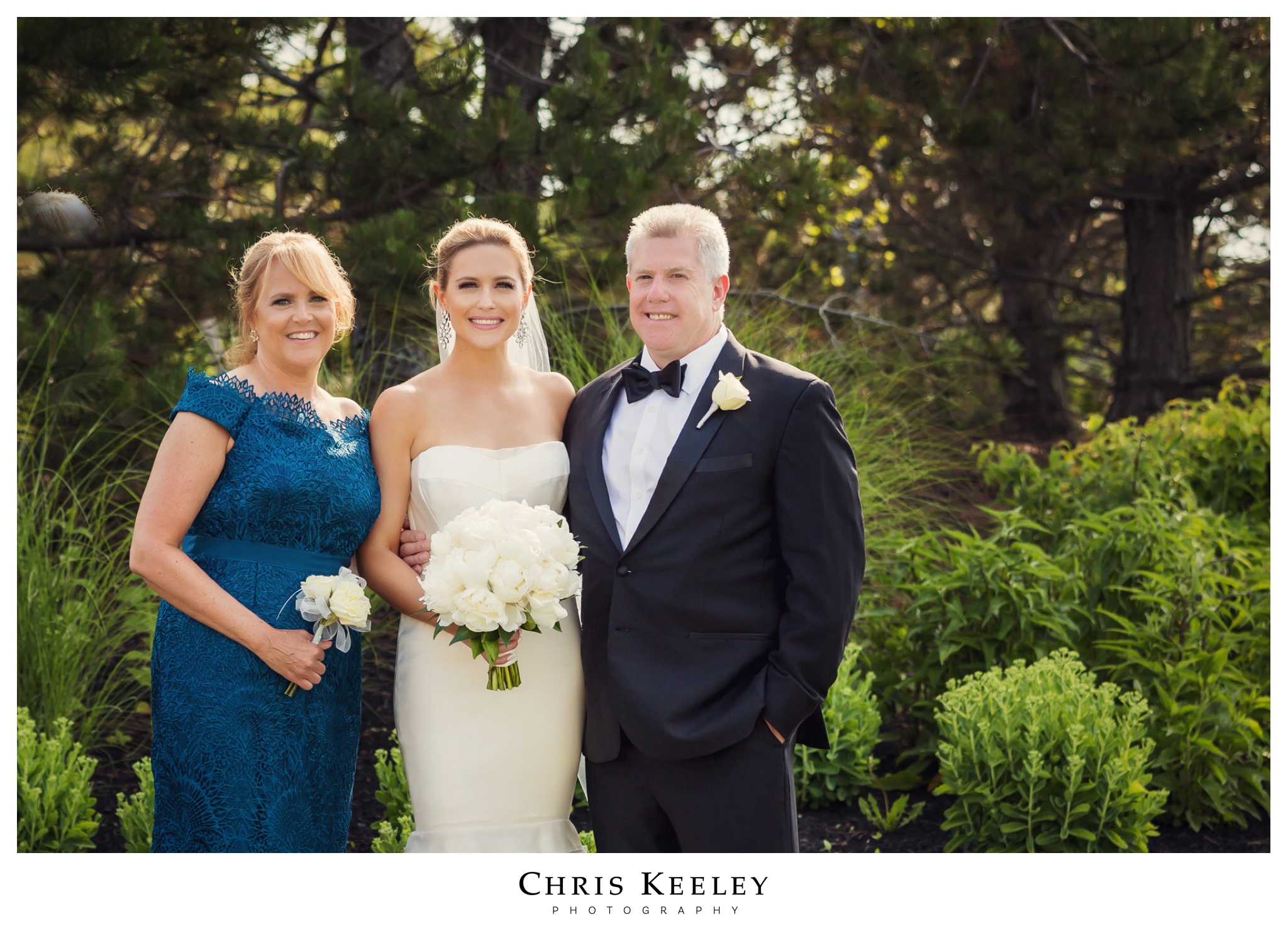 cliff-house-bride-with-parents.jpg