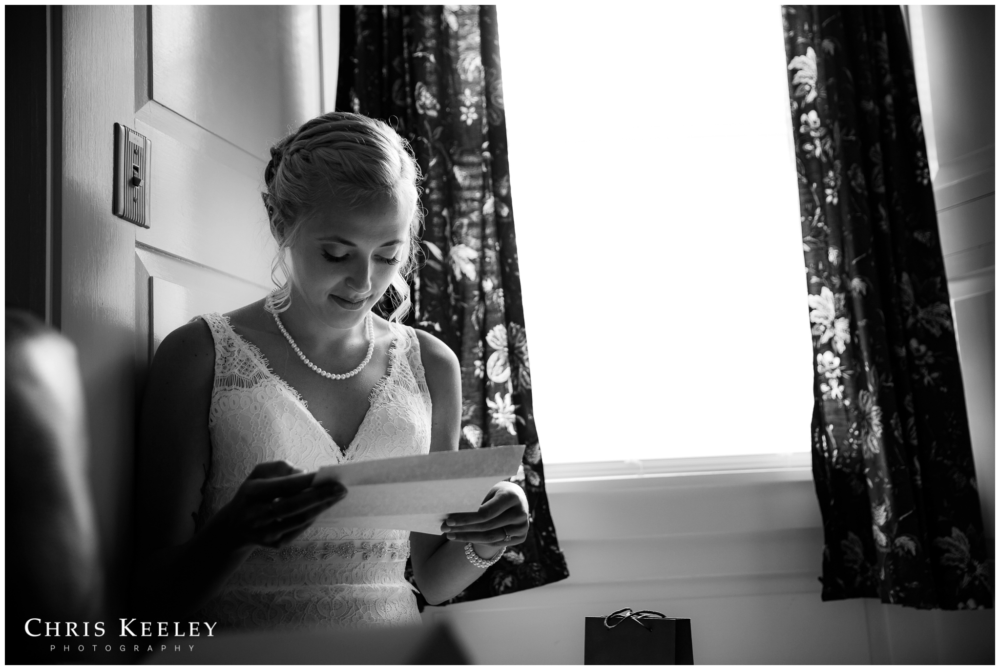 bride-reading-letter-from-groom.jpg