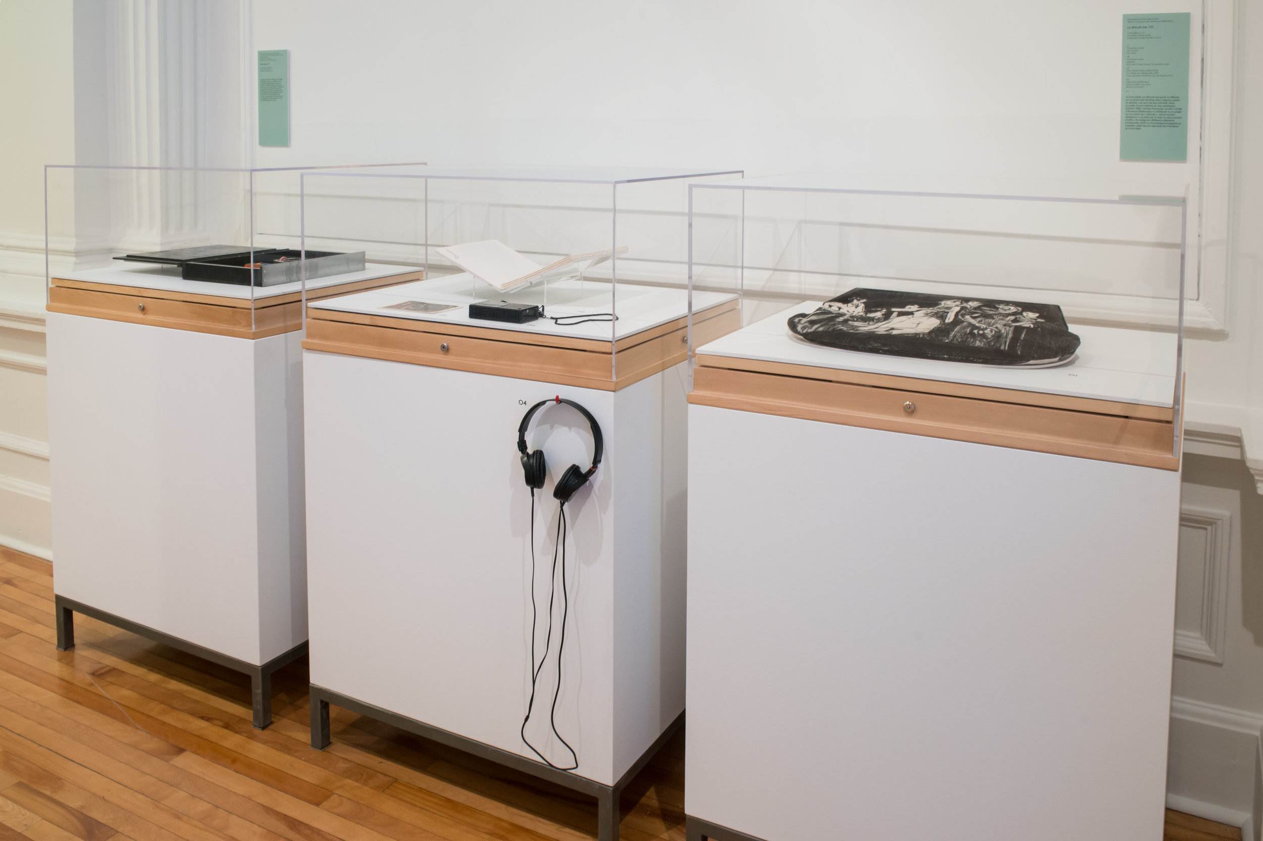 De gauche à droite : Teknologia (collectif, 1989), Le réticule tue (Françoise Lavoie et Clémence DesRochers, 1985). Crédit photo : BAnQ