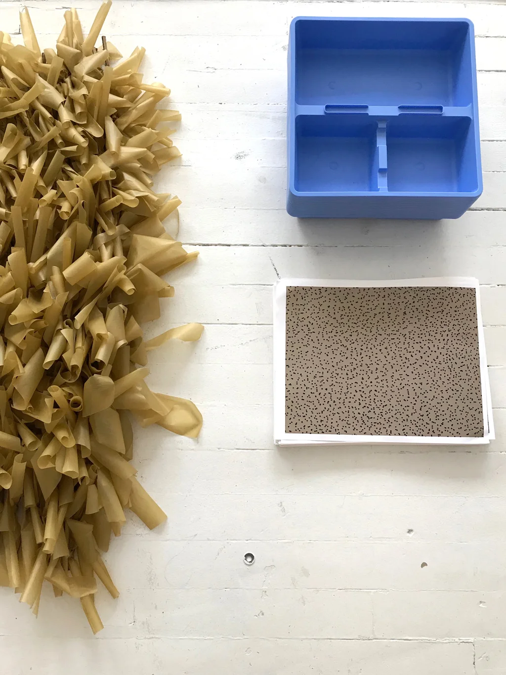 Détail : objets et matières en attente.
