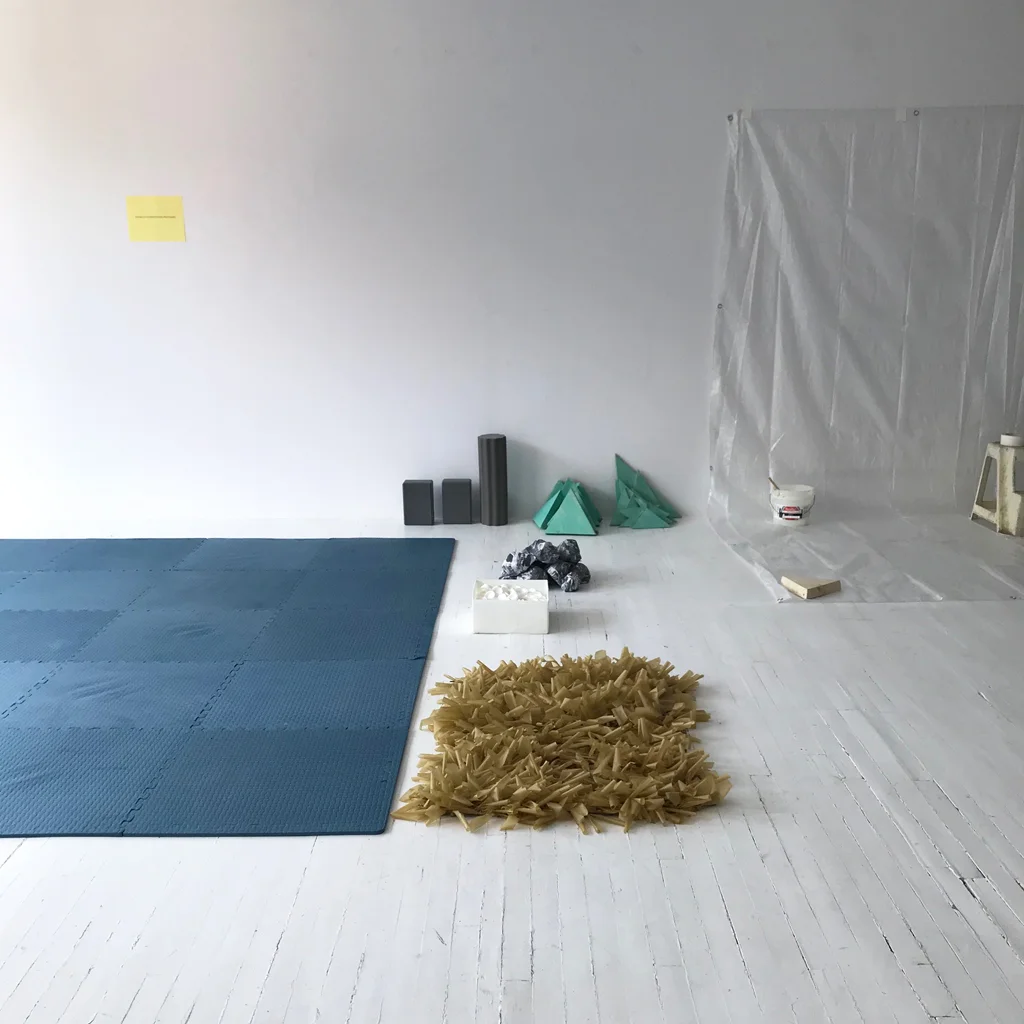 Zone d’interventions poétiques 1 : tapis bleu, bâche blanche et quelques objets.