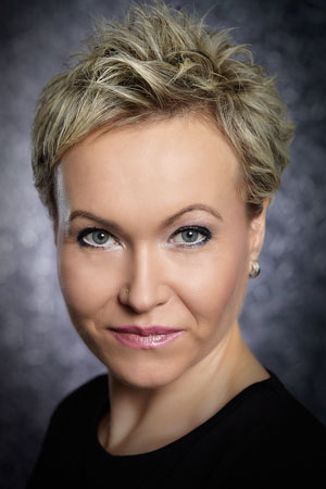 Swetlana Heptin - Masterstylist Colorations-, Haar- und Kopfhaut-Expertin Spezialisiert auf: ⁃ Trendige Damen- und Herrenhaarschnitte ⁃ Typgerechtes Make-up ⁃ Haar- und Kopfhautproblemfälle ⁃ Haarverlängerung/Haarverdichtung ⁃ Schonende Heller Färbung ⁃ Dauerhafte kreative Umformungen Mit ihrer mehrjährigen Erfahrung im Friseurdschungel ist sie mit diszipliniertem Wissen eine Bereicherung für unser Team