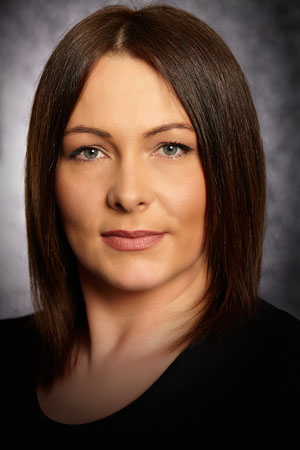 Vedrana Stein-Karamovic - Topstylist Colorations-, Haar- und Kopfhaut-Expertin Spezialisiert auf: ⁃ Trendige Damen- und Herrenhaarschnitte ⁃ Außergewöhnliche Färbe- u. Strähnentech ⁃ typgerechtes Make-up ⁃ Haar- und Kopfhautproblemfälle ⁃ Haarverlängerung/Haarverdichtung ⁃ Angesagte Blondfärbungen ⁃ Perfekte OMBRE-Haarfärbung ⁃ Schonende Heller Färbung Für jedes Problem gibt es eine Lösung. Getreu diesem Motto, begeistert Vedrana Ihre Kunden mit modernen Ideen, viel Geschick und handwerklichen Talent.“ Ich liebe Herausforderungen“, so Vedrana! Das Erkennen nicht nur ihre Fans. Ihre exzellente und kreative Arbeit wurde bereits von Top Hair International mit einem Oskar für den Hair-Dressing-Award ausgezeichnet.