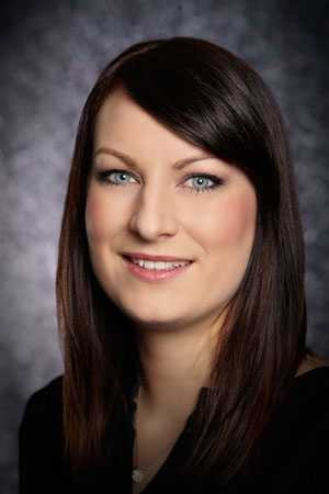 Tanja Stengel - Masterstylist Salonmanagerin Verantwortlich für die Auszubildende Spezialisiert auf: ⁃ Trendige Damen- und Herrenhaarschnitte ⁃ außergewöhnliche Färbe- und Strähnentechniken ⁃ angesagte Creativfärbungen ⁃ schonende Heller Färbung ⁃ typgerechtes Make-up ⁃ Haarverlängerung/Haarverdichtung Durch Ihre Persönlichkeit und Ausstrahlung ist Tanja in besonderem Maße qualifiziert, sich in die Wünsche und Bedürfnisse der Kunden hineinzuversetzen und damit typengerechte und wunderschöne Ergebnisse zu erzielen.