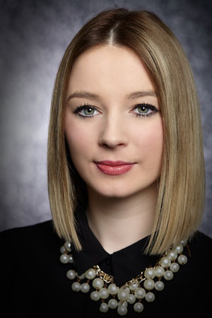 Justine Liebera - Stylistin Spezialisiert auf: Trendige Damen- und Herrenhaarschnitte ⁃ Außergewöhnliche Färbetechniken ⁃ Typgerechtes Make-up ⁃ Verschiedenste Kosmetikbehandlungen ⁃ Kopfhautmassage Expertin Mit Ihrer freundlichen und angenehmen Art geht Justine liebevoll auf die Wünsche unserer Kunden ein. Justine bildet sich derzeit zur Visagistin weiter.