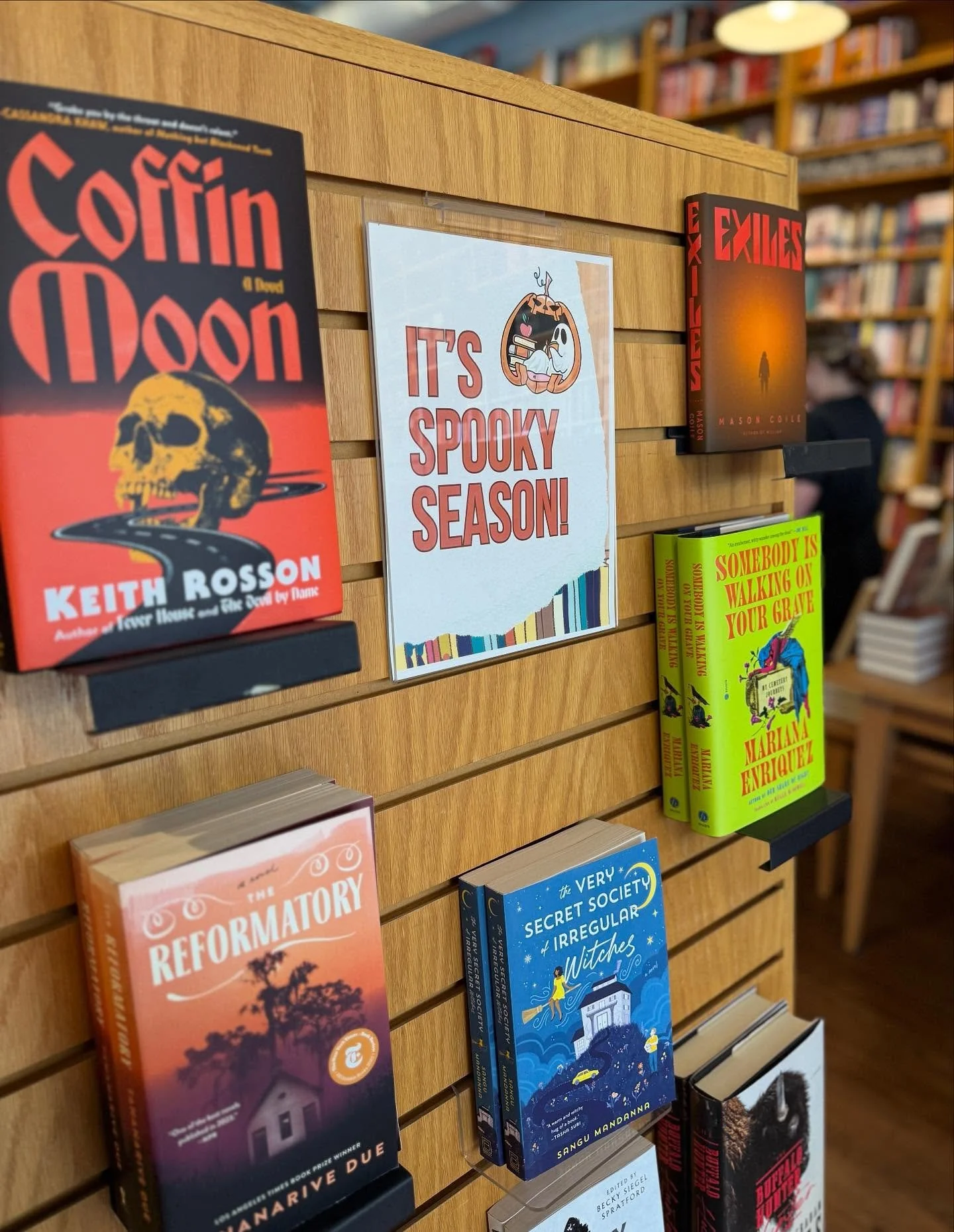 Feeling boo-kish?👻 Maybe you&rsquo;ve seen the spooky story displays scattered around the store. We have spine tingling stories for all ages, so skip the tricks and treat your shelf to a new read!

#shelfie #spookybooks #parnassus #shopsmall #shoplo