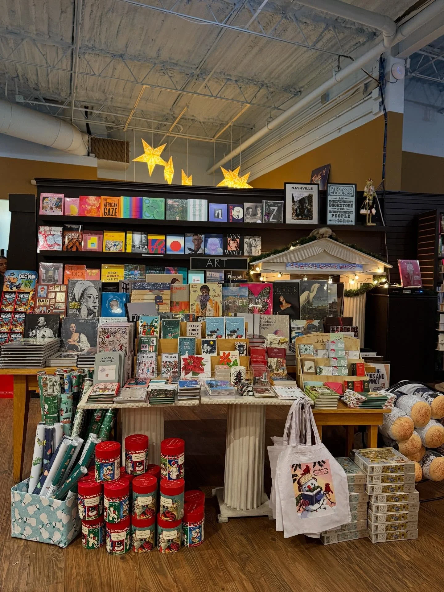The holiday hustle is continuing on in store! Reminder that we have extended hours this weekend: we&rsquo;re open until 8 today and from 10 - 6 tomorrow. Come by and pick up your last minute shopping 📚✨

#shopsmall #shoplocal #indiebooks #parnassus 