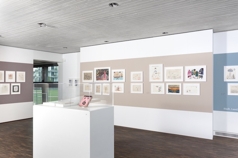 Paperworlds, Kinder- und Jugendzeichnungen zeitgenössischer Künstler, Ausstellungsansicht me Collectors Room Berlin, 2014. © Valeska Hageney & Sylvia Volz. Foto Jonas Wilisch, www.setform.de