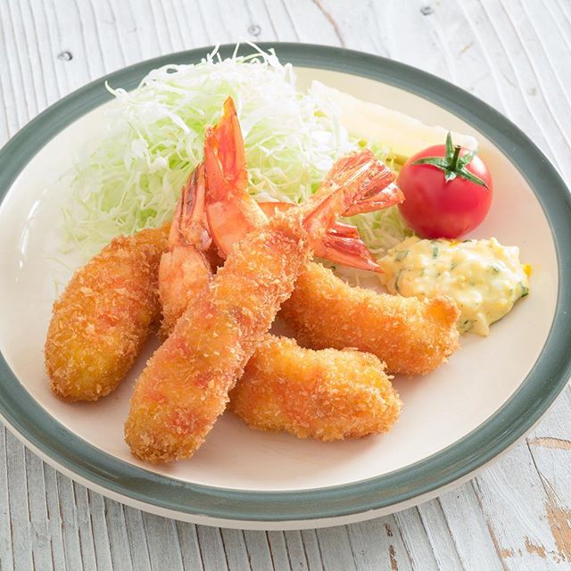 今晩はさくさくエビフライ🍤

尾の水分を抜くことで、揚げる際に油が跳ねにくくなりますよ🙆

動画はyoutubeで✨

recipe &amp; cooking 　梶山葉月 (@hazu_kitchen )

#エビフライ #🍤 #サクサク　#yummy　#food　#手料理グラム　#料理大好き　#料理楽しい　#美味しい料理　#美味しいもの大好き　#料理上手　#料理日記　#いただきます🙏　#ごちそう　#家ご飯　#ごちそうさまでした🙏　#food🍴　#お料理　#美味しかった😋　#美味