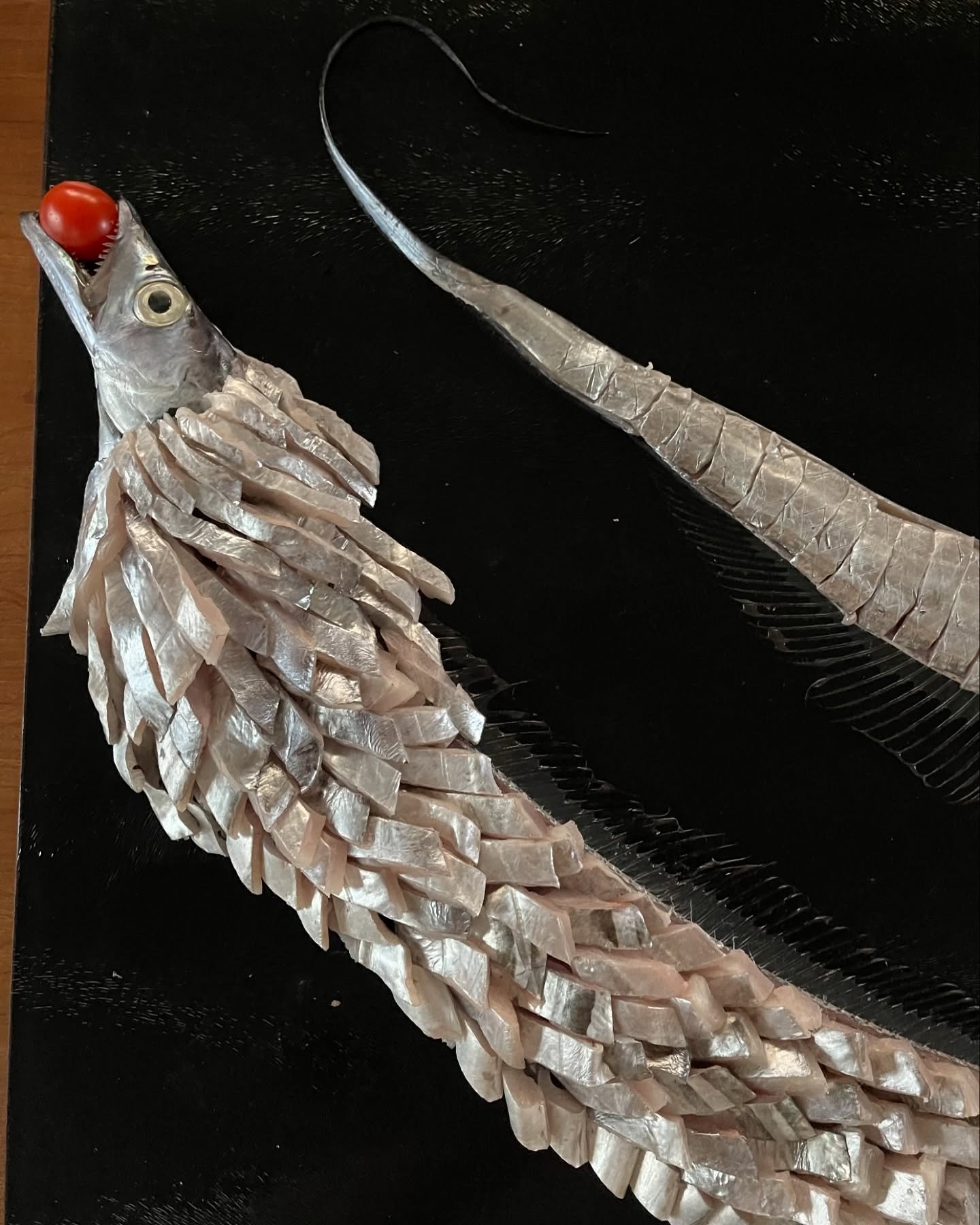 ドラゴン太刀魚🐲🐉
釣ってきた太刀魚で、お刺身アート。
これ一回やってみたかったのっ。
上手く出来なくて難しかったですが、楽しかった〜。

#太刀魚