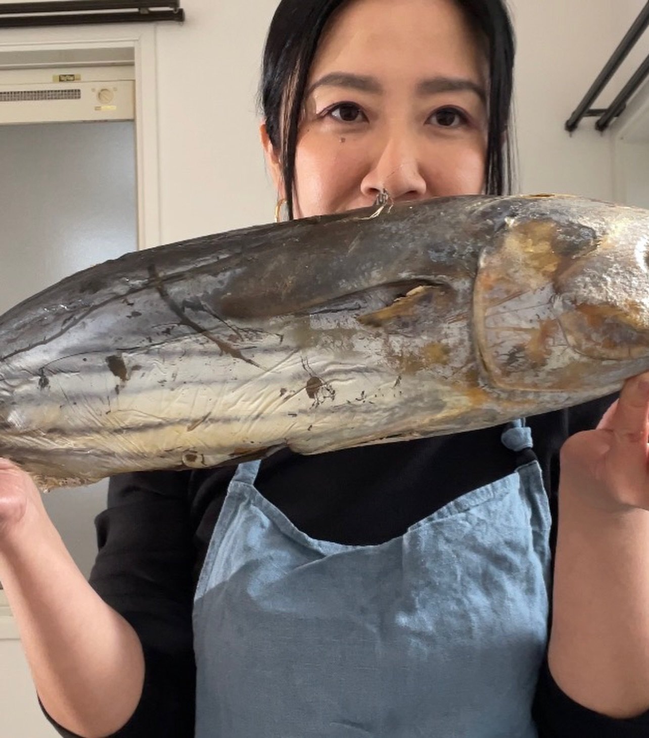 西伊豆田子地区 郷土料理 「潮かつお」

みなさん「潮かつお」知ってますか？

西伊豆田子地区に伝わる保存食で、生のかつおを塩漬けにして干したものです。

田子地区では11月から12月中旬で潮かつお作りの最盛期を迎えます。

正月には神棚や玄関に飾り、豊漁や子孫繁栄など願いお供えします。

潮かつおは正月魚（ショウガツウオ）ともよばれ大変縁起のよい魚として親しまれてきました。

わたしは中伊豆出身ですが、「潮かつお」は知ってはいたものの
食べたのは今回が初めてです。

塩気はありますが、食感はね