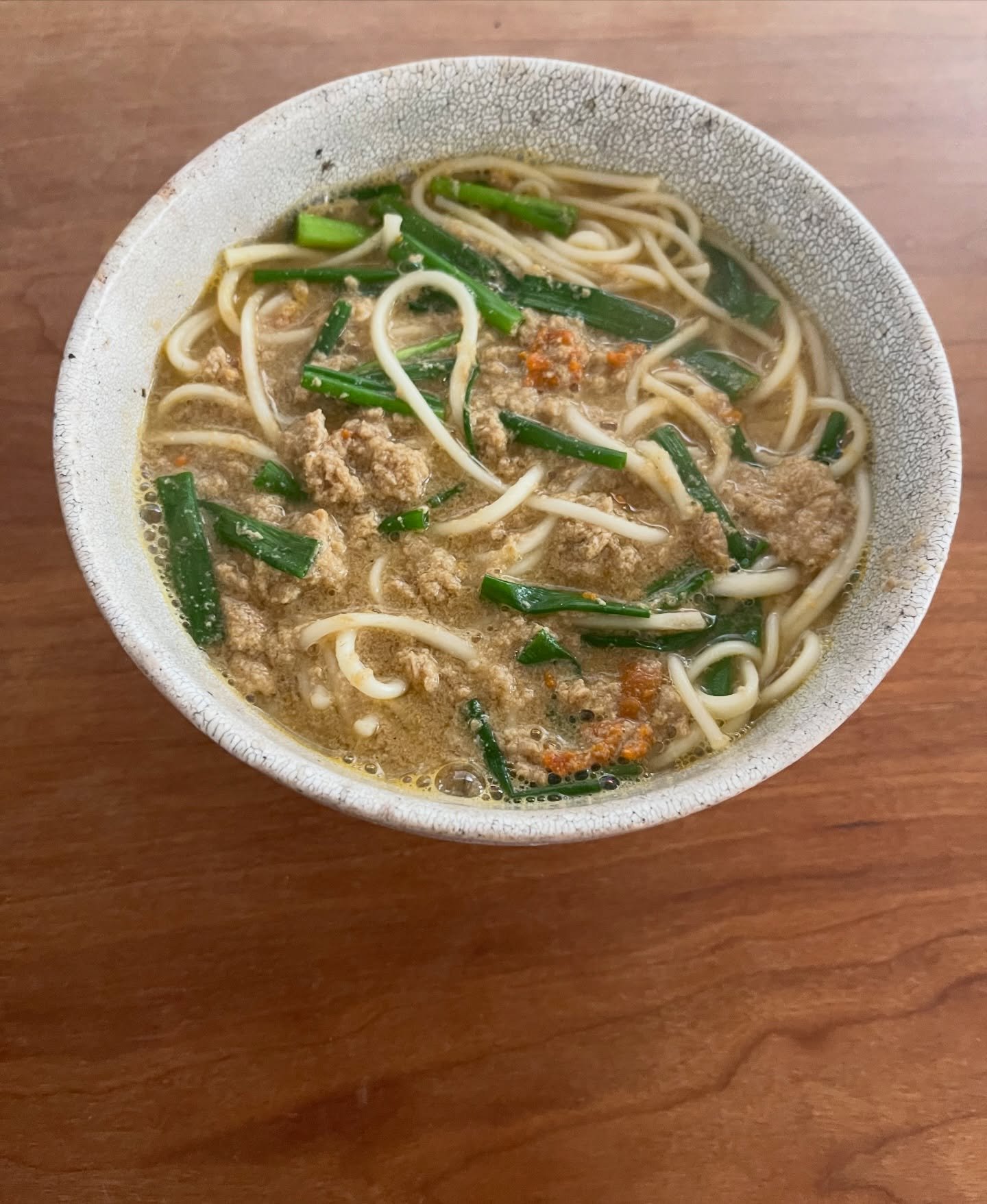 伊豆郷土料理 「ズガニうどん」

ズガニとは、モクズガニのことで日本の川で生息している淡水のカニです。上海蟹の仲間。日本では各所で獲れますが呼び名は違います。

ズガニはすぐに食べない場合はカボチャを与えて生かしておくと甘味がまして美味しくなるそう。

今は貴重なカニで、なかなかお目にかかれず獲るのにも許可が必要だそうです。

私が子供のころはよくおじいちゃんが近所の川からとってきて食べさせてくれました。

外の水場で、カニを殻ごと出刃でたたきわり、2本の包