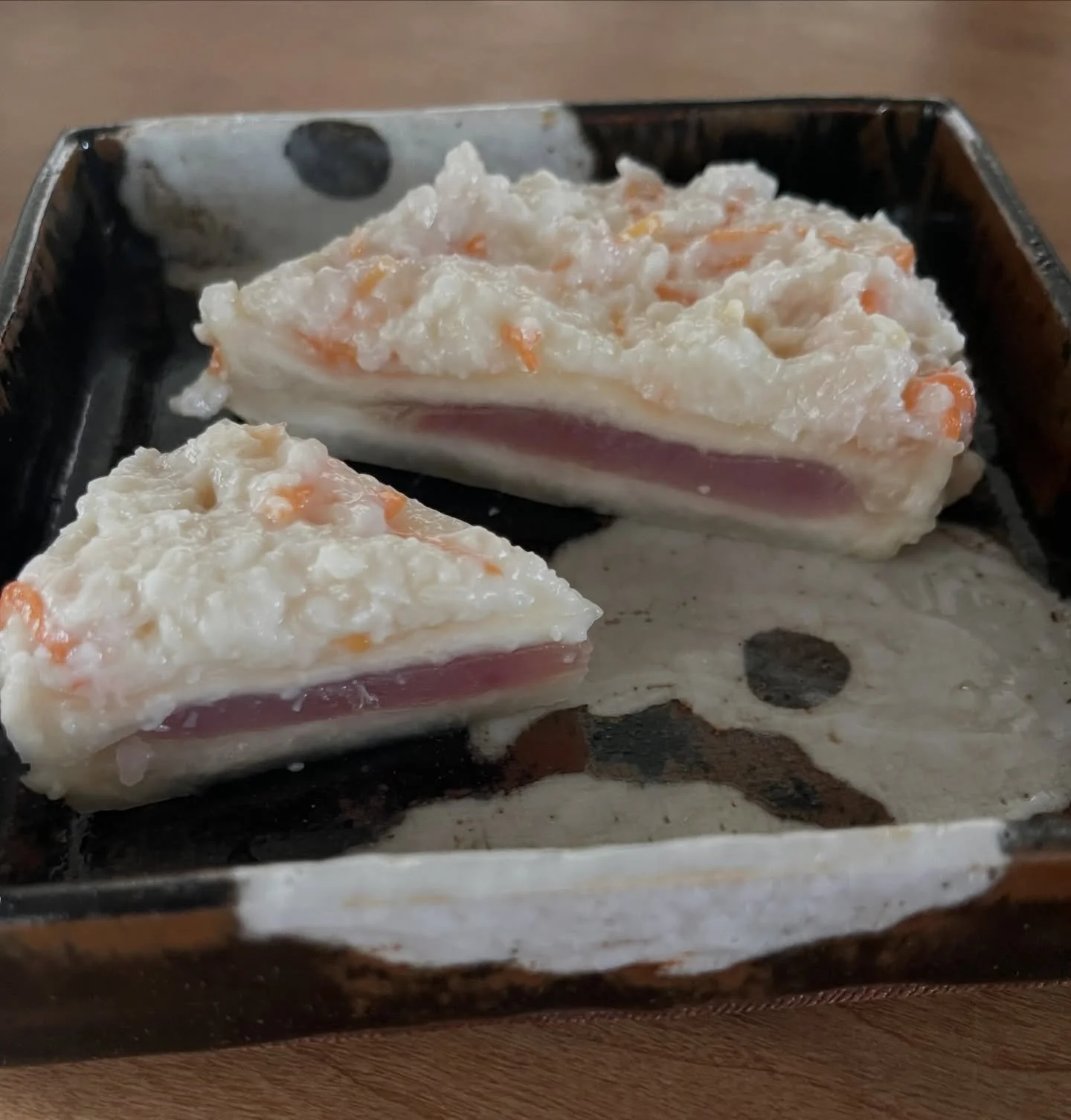 かぶらずし　石川県の郷土料理

冬を越すための保存食。12月〜２月ごろに食べる。
塩漬けしたかぶとブリを挟み麹に漬け込み発酵させたなれずしの一種。
起源ははっきりしていないが、江戸時代には食べられていた。
前田藩主が湯治に来た時に提供した説。庶民が高級なぶりをカブに挟んで隠して食べたという説もある。
かぶらずしのカブは石川では一般的に金沢青カブが使われる。
ブリ以外に鮭やマス、サバもある。またカブ以外に大根を使うこともある。
富山県でもかぶらずしはよく食べられる。

#郷土料理
#石川県
#保存