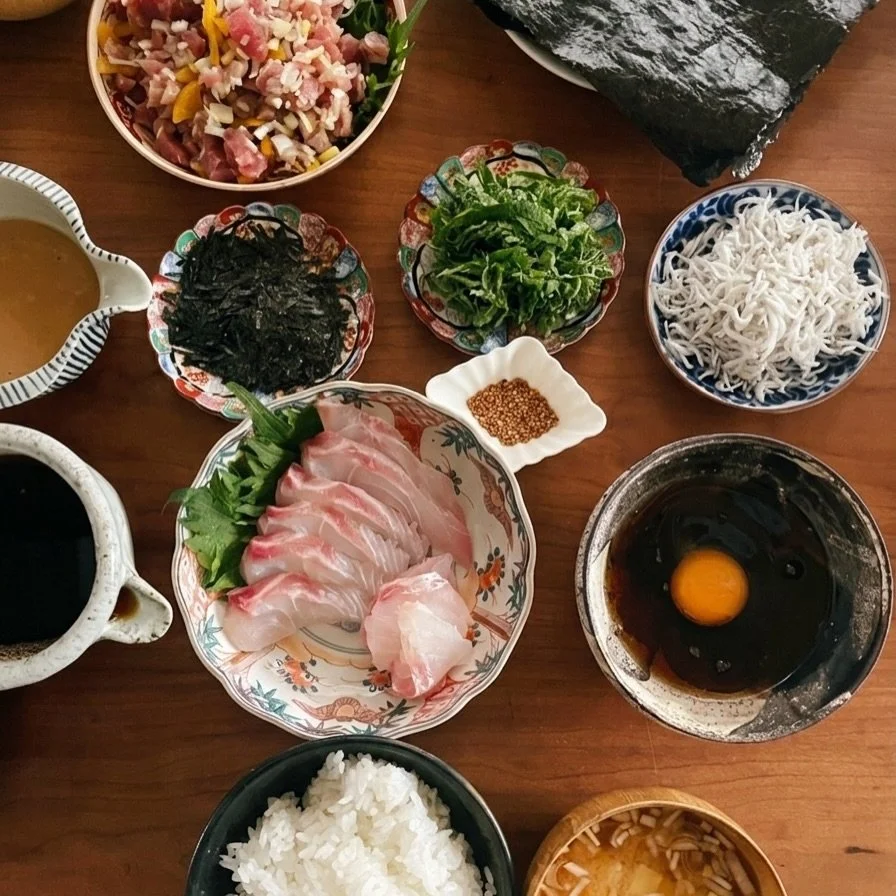 すごく良い鯛を頂いたので、
タレを作って、愛媛県の郷土料理宇和島鯛めしを食べました。
宇和島鯛めしは、醤油だれ、生卵、薬味を混ぜてご飯にかけて
食べる豪華な卵かけご飯。

ごまだれもつくって２種類の味で楽しみました。
鯛が美味しすぎて、ご飯進む。

#郷土料理
#宇和島鯛めし
#愛媛県