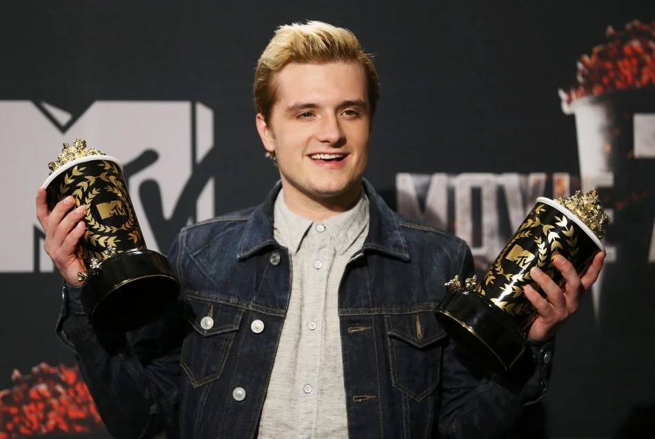 josh-hutcherson-poses-backstage-with-his-awards-for-best-male-performa.JPG