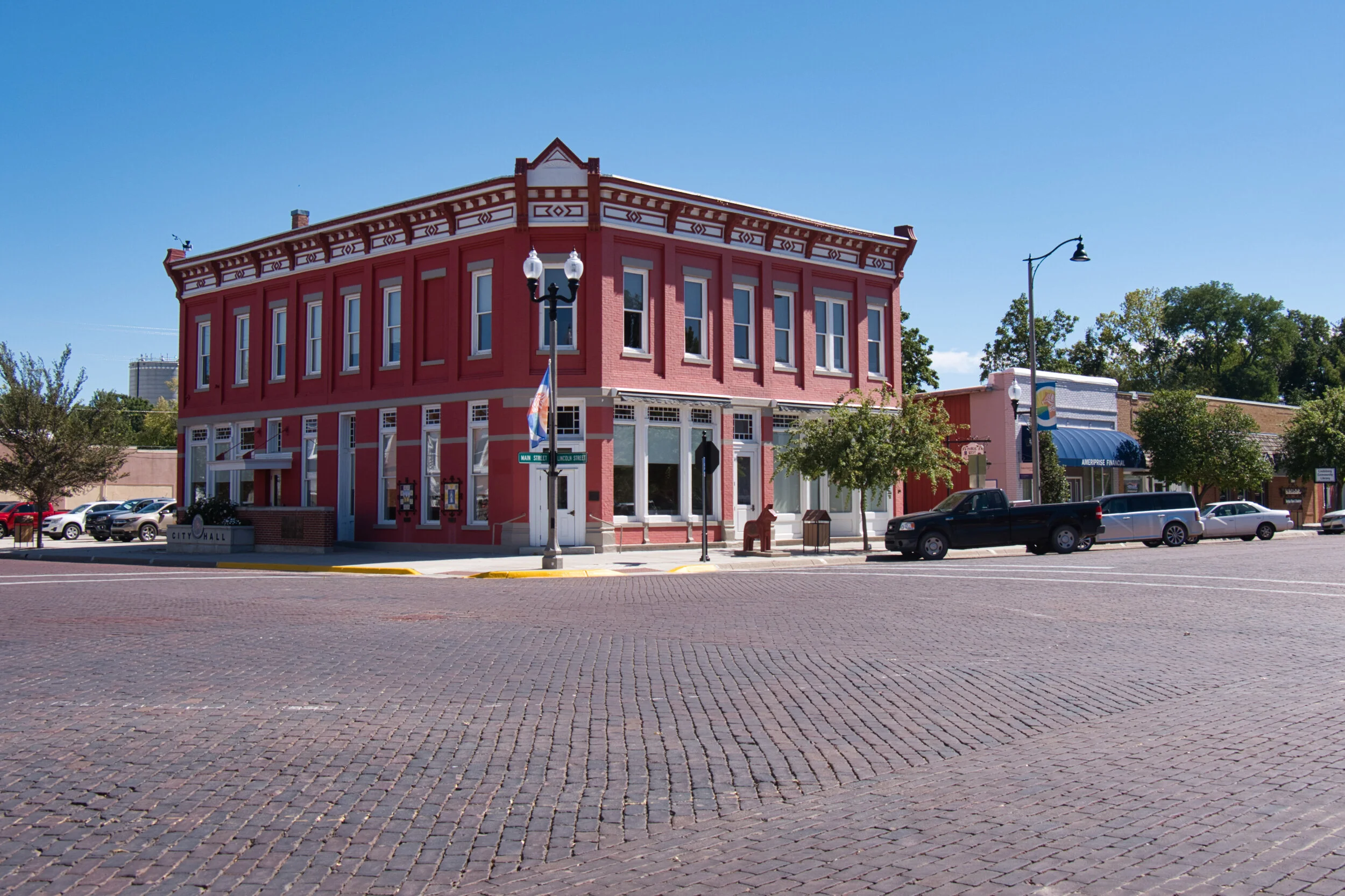 Lindsborg Ks is a stunning town with wide brick streets, neat small homes and a wonderful downtown.