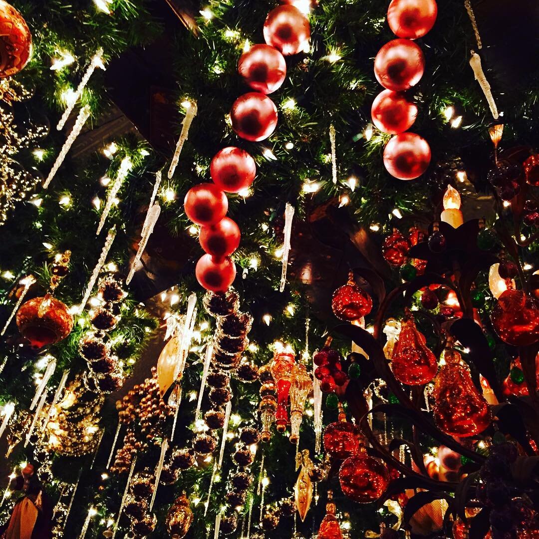 &lsquo;Tis the season in NYC...featuring JoJo&rsquo;s favorite cookies. 🎶🎄❤️ #christmasinnewyork #newyorkcity #festive #beautiful #sparkle #yummy #linzercookies #musicians #musicislife #ilovemusic #ilovecookies #happyholidays #ornaments #christmasc