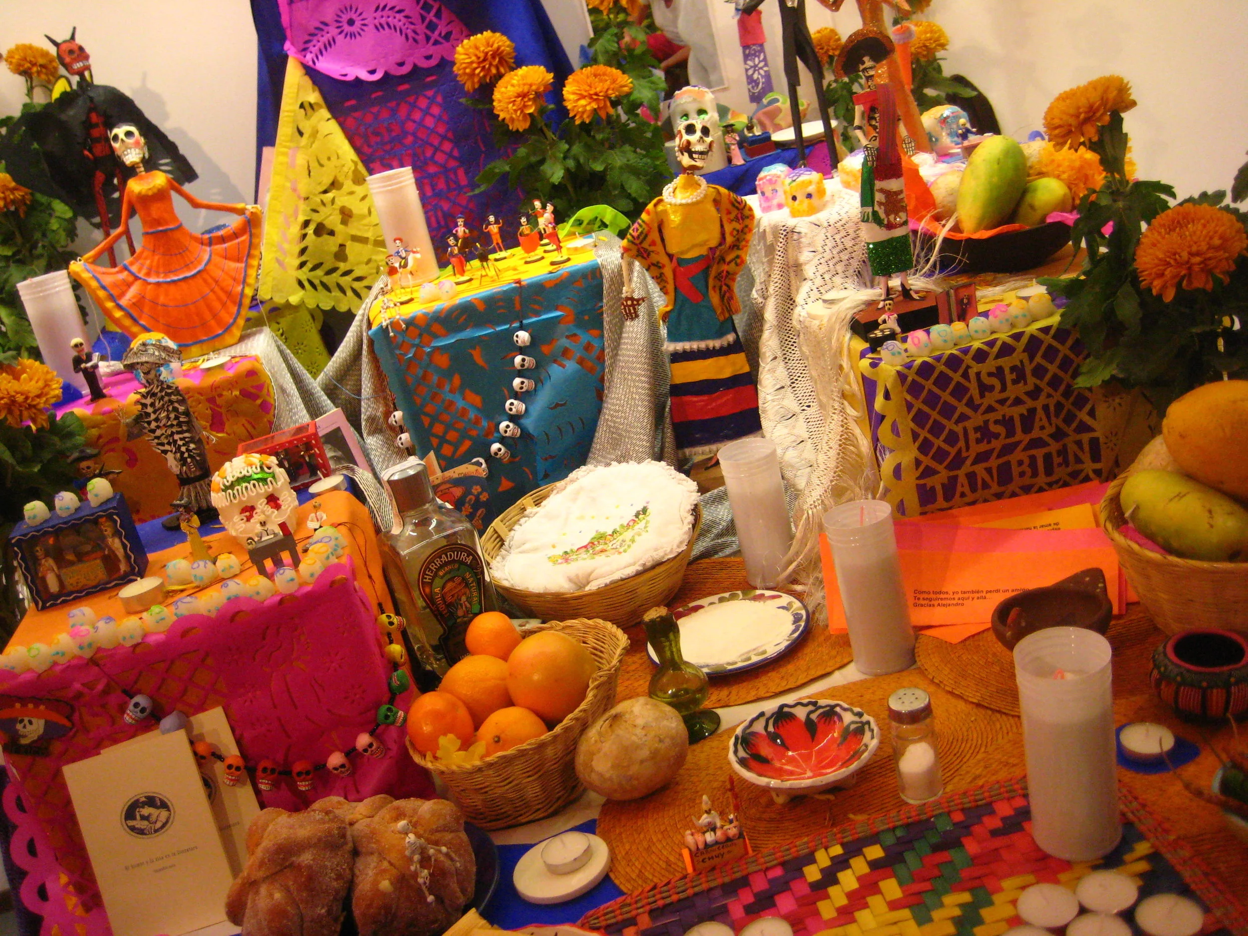 Dia-de-los-Muertos-Ofrenda.jpg