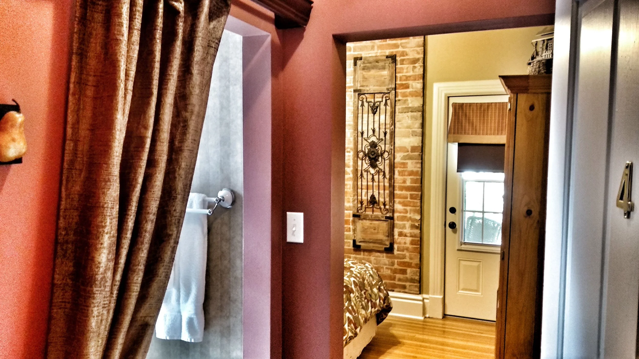 Bedroom 4: Queen-sized bed, ensuite shower