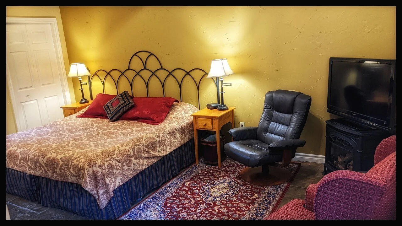 King bed OR 2 twin beds w/ensuite shower