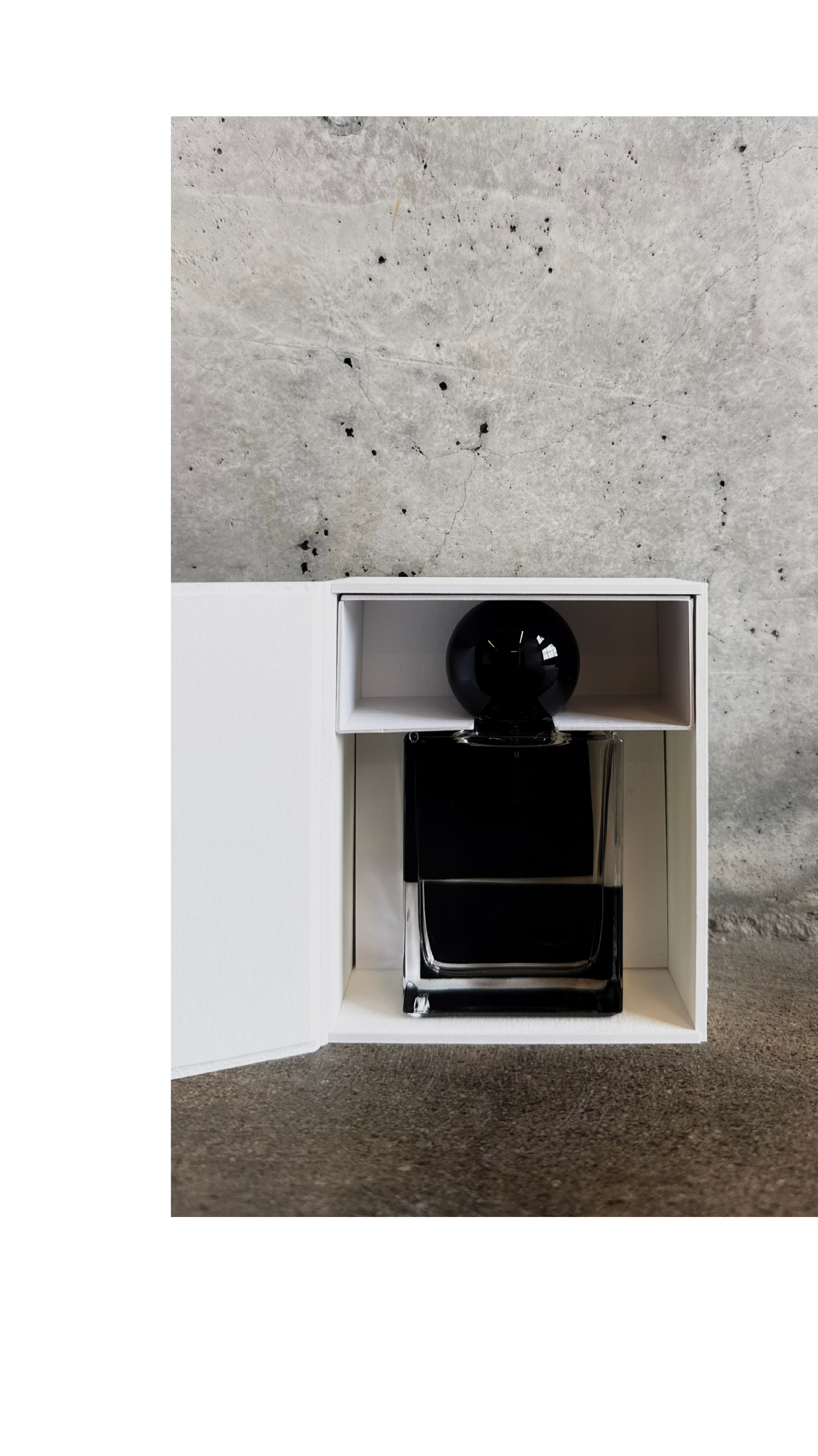 FOLIE-A-PLUSIEURS-PERFUME-BOTTLE.png