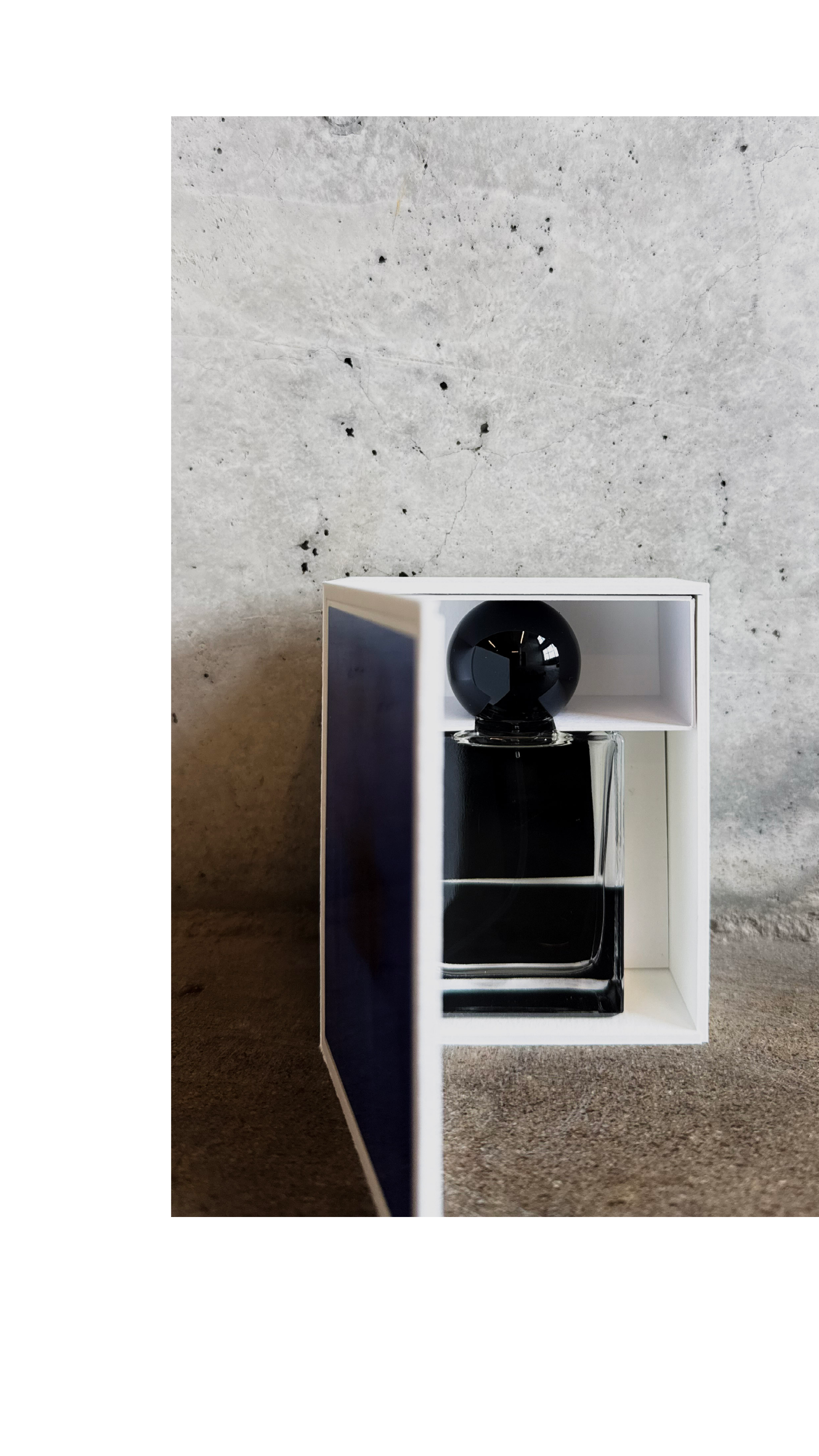 FOLIE-A-PLUSIEURS-PERFUME-BOTTLE3.png