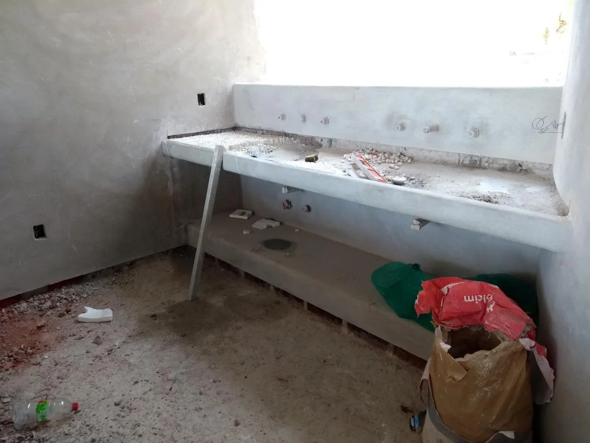 In process | White pebbles sinks