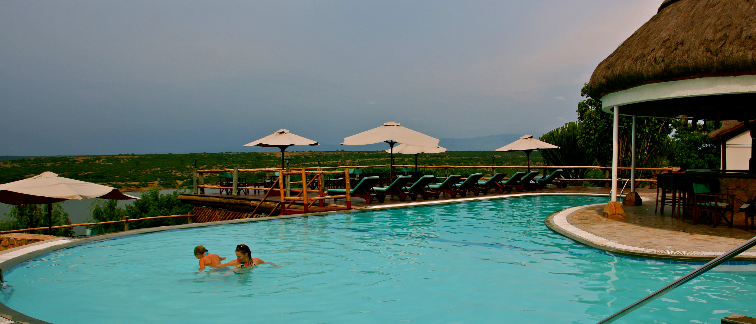 mweya_safari_lodge_swimming_pool-hi.jpg
