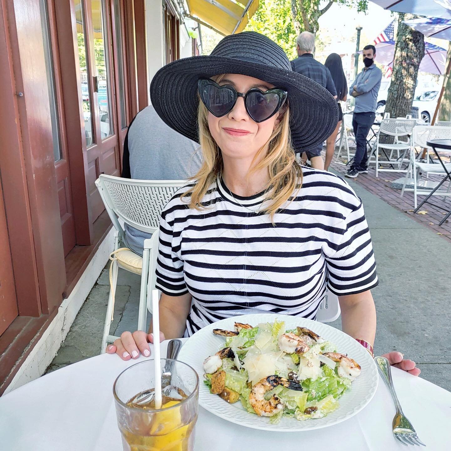 Eating a shrimp Caesar salad and living my best life. At least for another two weeks until we return back to LA. Getting away this summer has really taught me to live in the moment and appreciate what I have. 
#livingmybestlife #thehamptons #southamp