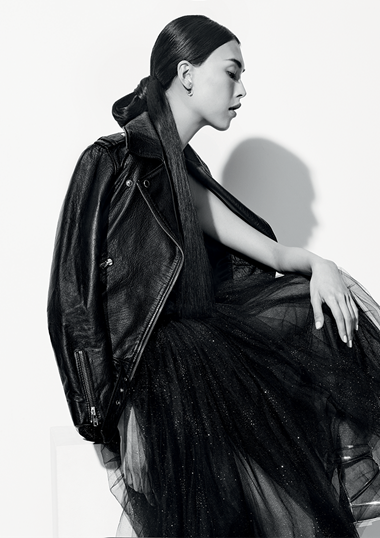 Look by: Tomohiro KobayashiKakimoto Arms - Tokyo, Japan@koba5122This sleek and modern spin on the traditional ponytail can be worn day or night!