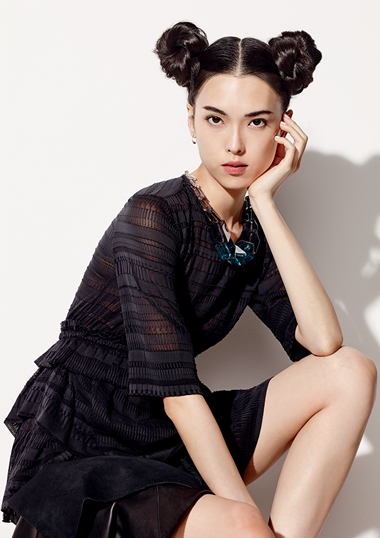 Look by: Tomohiro KobayashiKakimoto Arms - Tokyo, Japan@koba5122Large Minnie Mouse-style buns will add a strong sense of style to any look! Their exaggerated size is very playful and creates excitement. Use Volume Envy Extra and Extreme Lacquer by T…