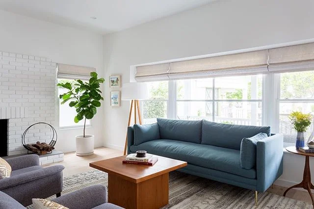 Happy Friday friends. This calm living room we designed last year is calling my name right now. I am ready for some more zen in my life (did ya see my insta story yet- we had a fun toilet overflow this morning 🤭😵💩). 📸 @amybartlam for #CWS