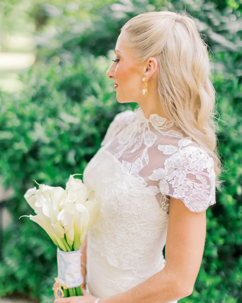 It was an honor to be a part of Jamie and Will&rsquo;s elegant celebration of love. Jamie stunned in her @annebarge gown, elevated further by a bespoke bolero crafted by our in-house alterations department. This custom piece was designed to perfectly
