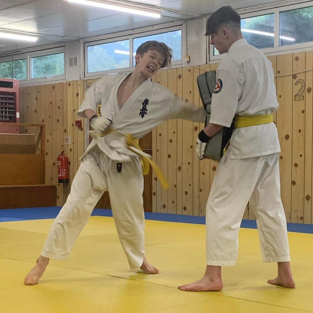A successful U18 GB 🇬🇧 open knockdown squad training was held at Pinewood Judo Club, with an additional excellent mix of students from across the country.

General physical preparation focused on strength endurance, core and power control. Fight sp