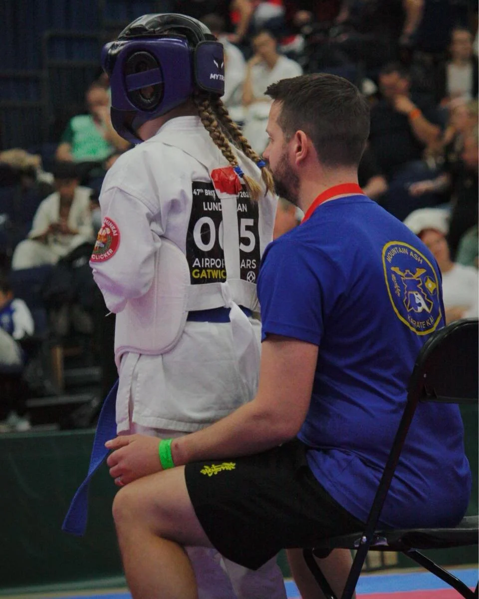 Parents coaching the next generation at the 47th British Open &amp; 15th Cup of Europe (IFK), 2025.