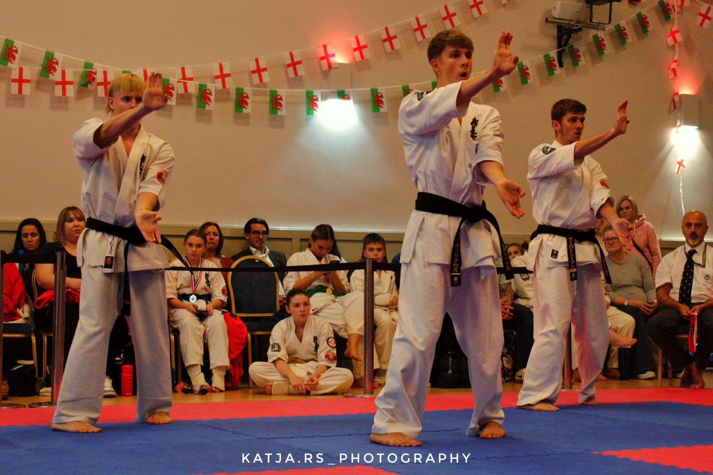 Team England 🏴󠁧󠁢󠁥󠁮󠁧󠁿 and Team Wales 🏴󠁧󠁢󠁷󠁬󠁳󠁿 at the 2025 England V Wales Kata event.

Thanks to Katja RS Photography for the photographs.

#kyokushin #BKK #bkkkyokushinkai #ifkkyokushin #karate #strengthinunity