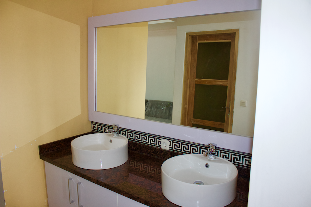 Deluxe Unit Bathroom Sinks