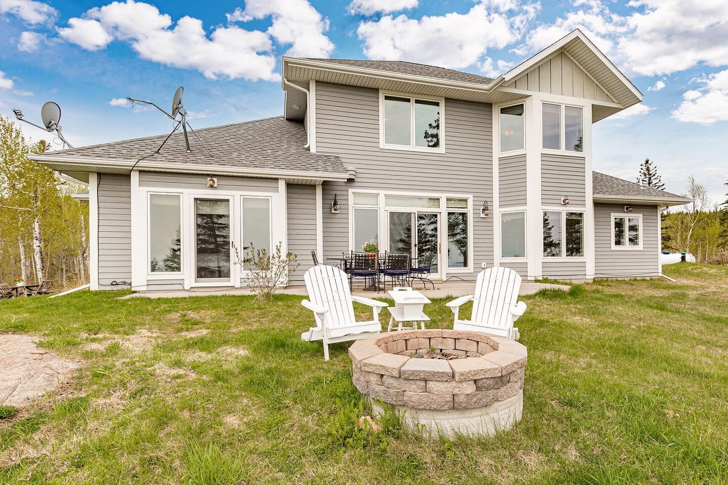4280 Canyon Road listed by @alicialokkerealtor 🏡 Stunning home with beautiful views of Lake Superior! 😍
