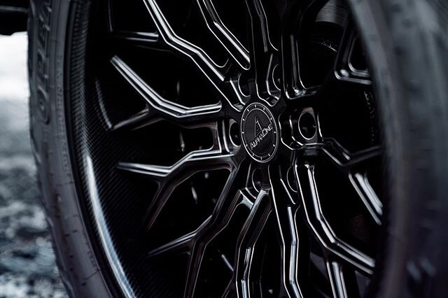 Three piece wheels finished with carbon fiber lips | 24&rdquo; Polish Grigio | #AlphaOneWheel #KeepitA1
