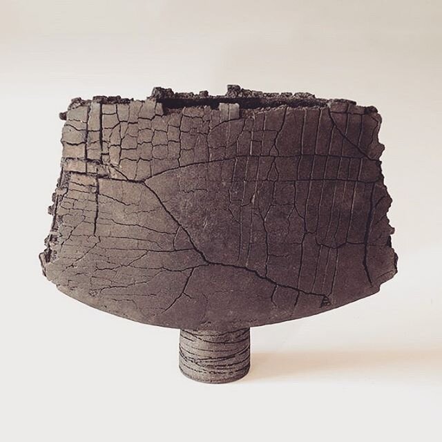 Gundula Sommerer #sculpture #ceramics #ceramicsculpture #contemporaryceramics #interiordesign #interiors #contemporarysculpture #minimalist #minimalism #clay #vase #gundulasommerer #raku