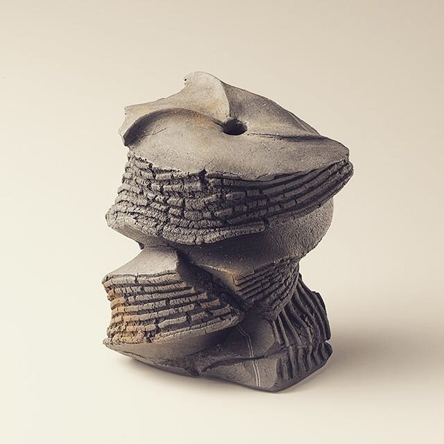 Shozo Michikawa #shozomichikawa #sculpture #ceramics #ceramicsculpture #contemporaryceramics #interiordesign #interiors #contemporarysculpture #minimalist #minimalism #clay #vase #pottery