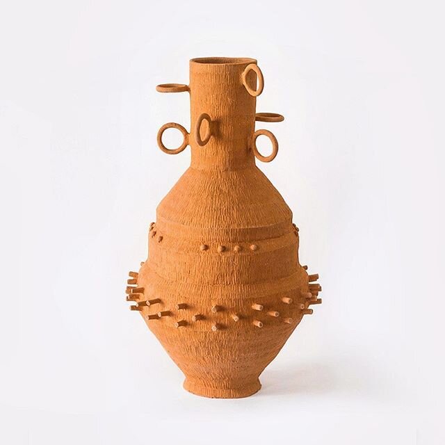 Eugenia D&iacute;az Pe&oacute;n #sculpture #ceramics #ceramicsculpture #contemporaryceramics #interiordesign #interiors #contemporarysculpture #minimalist #minimalism #clay #vase #pottery #vessel #handmade #earthenware #objectdesign #eugeniadiazpeon 