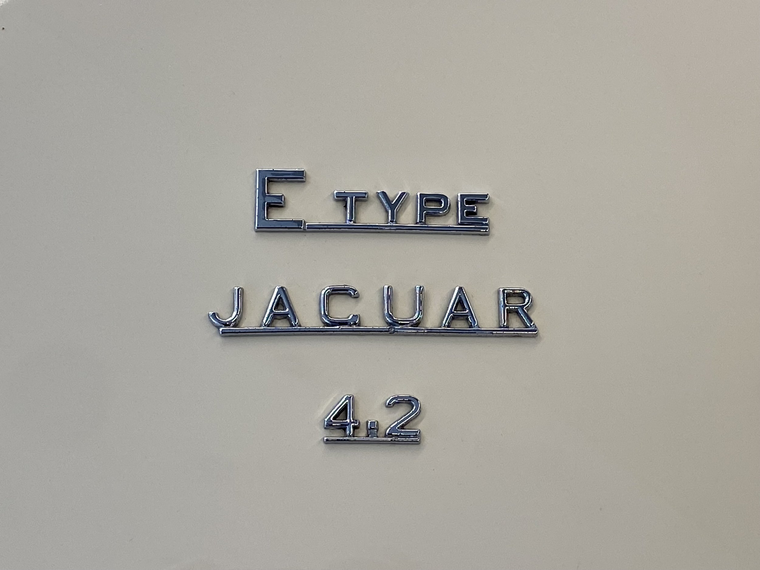 Jaguar E Type 4.2 S1 OTS Cream 1965 (10).jpg