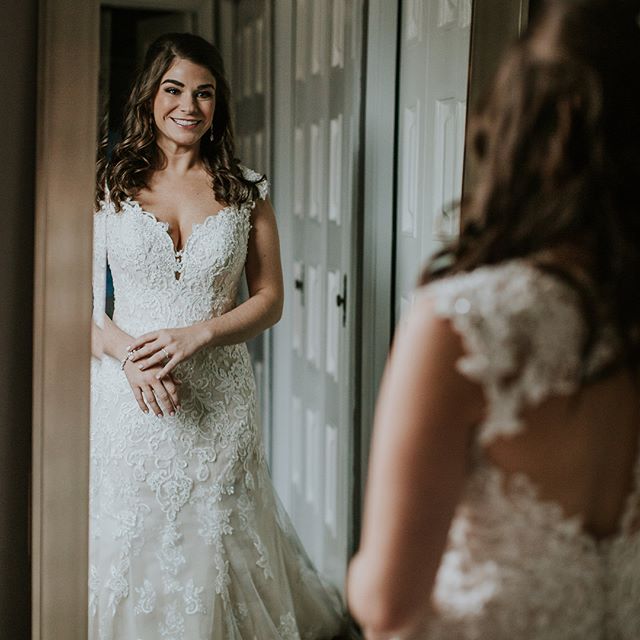 @heatherngeary made such a gorgeous bride!! I am loving these photos from the beginning of the day at her home getting dressed up! Swipe to see her incredible makeup artist @michaelafrancesartistry at work!! #wedding #weddingdress #louisvilleweddingp